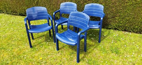 4 chaises de couleur bleue BE 15 Elbeuf (76)