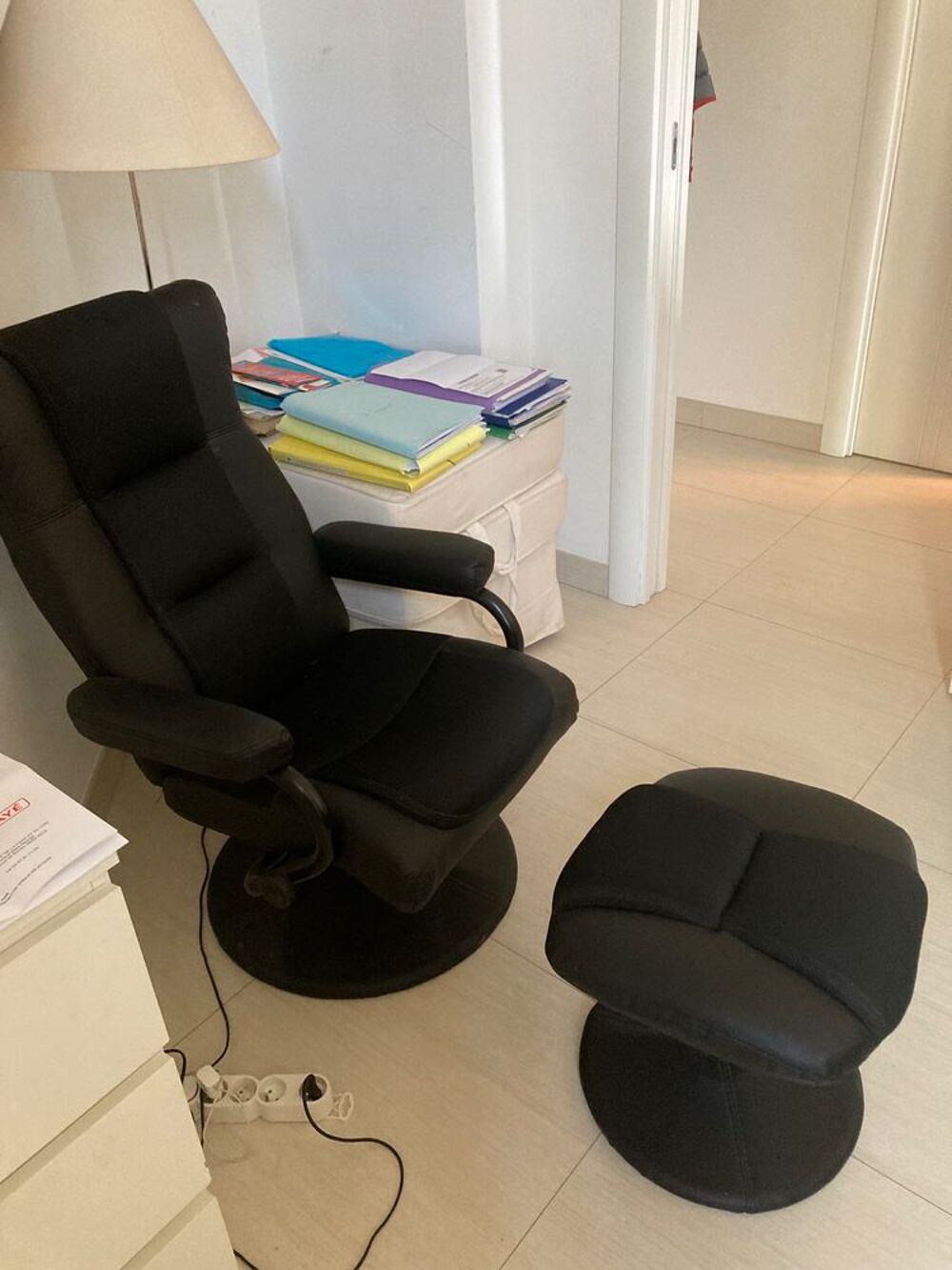 2 FAUTEUILS + 2 POUFS ASSORTIS Meubles