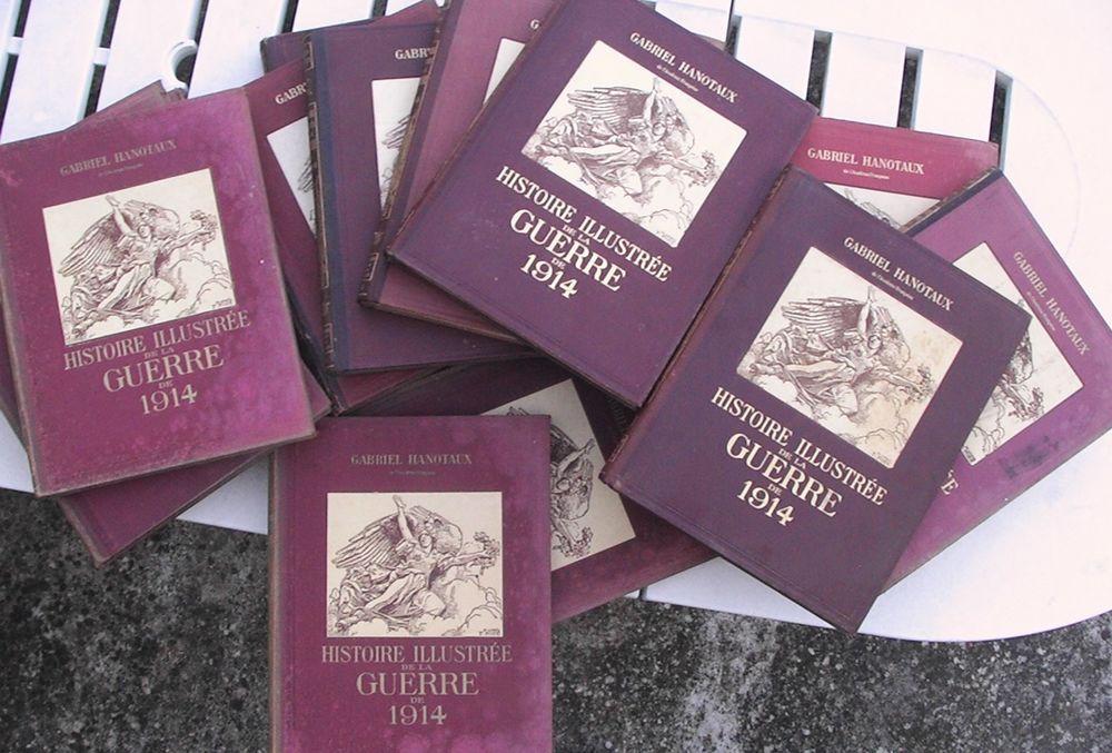 16 volumes de l'histoire illustr&eacute;e de 1914. 
