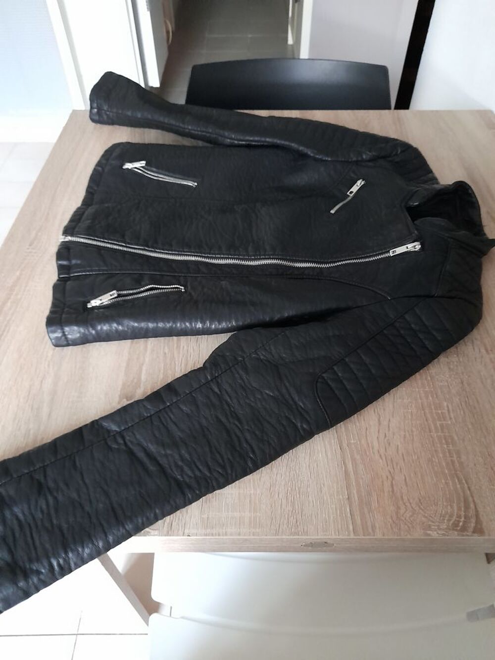 Blouson noir en simili. Vêtements