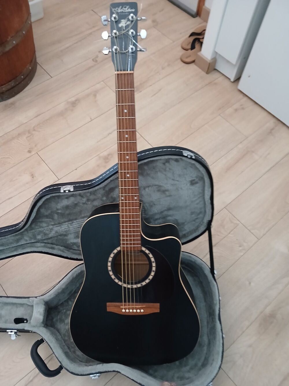 Guitare acoustique *Art et Lutherie* noire avec &eacute;tui Instruments de musique