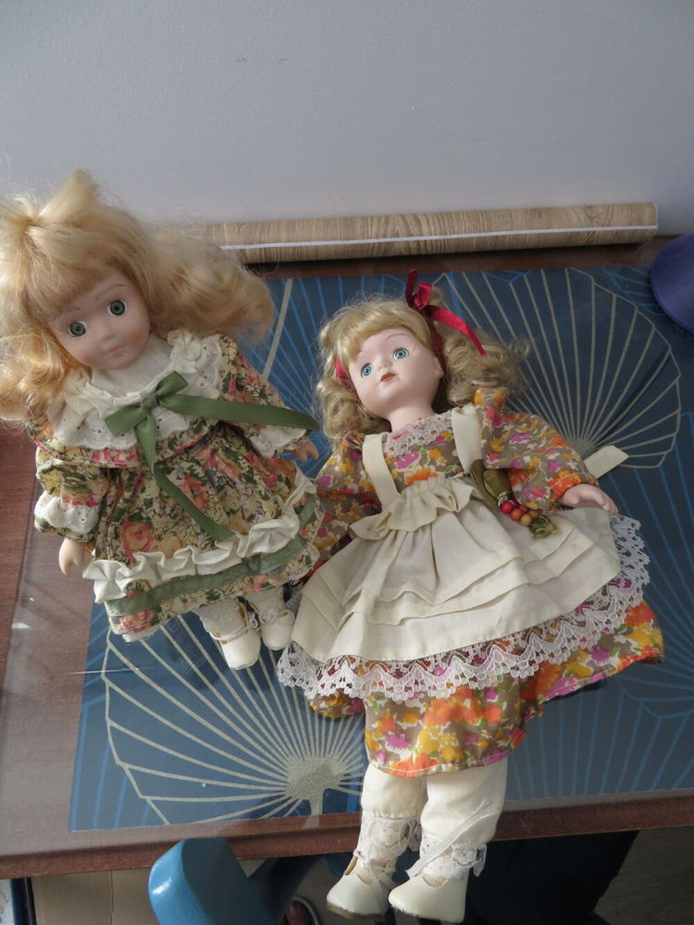 Deux poup&eacute;es en habits fleuris 