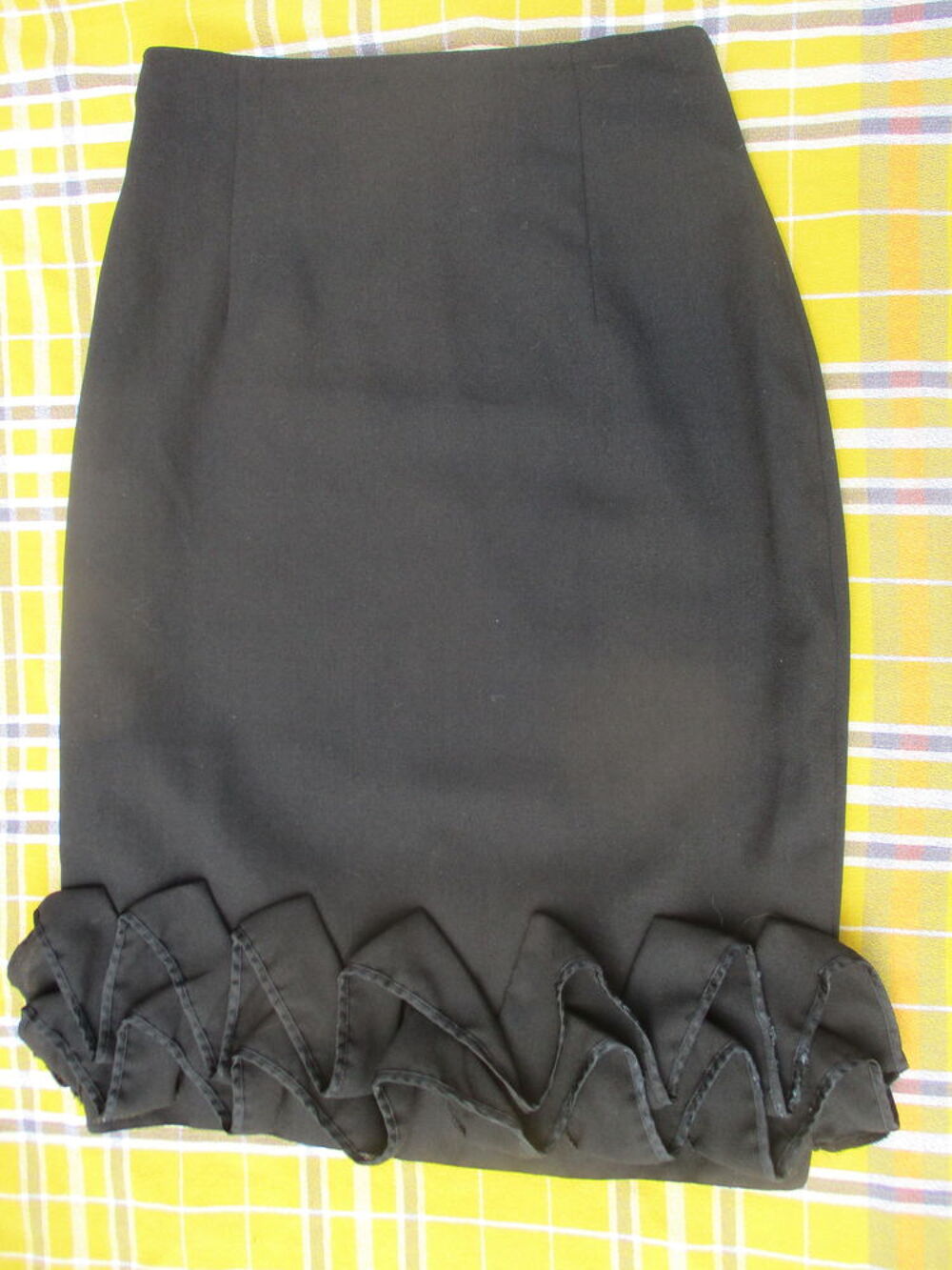 Jupe Droite de Couleur Noire avec Volants en Bas - Taille 42 Vêtements