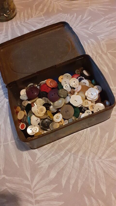 Boîte en métal avec boutons vintage 10 Grisolles (82)