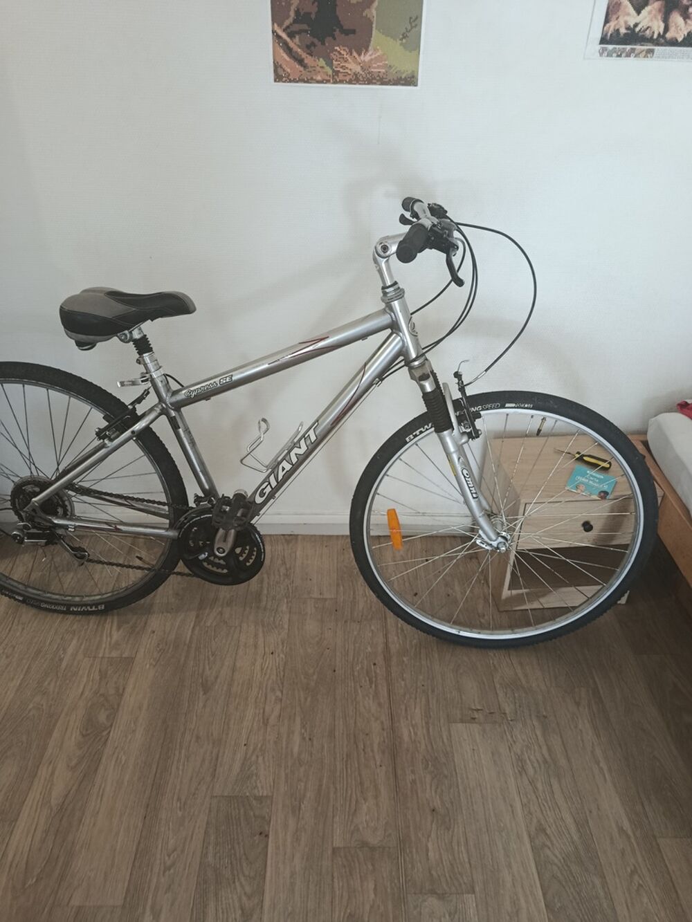 V&eacute;lo de ville GIANT argent&eacute; Vélos