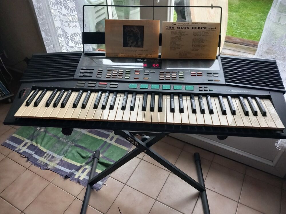 Clavier &Eacute;lectronique Yamaha avec Support PSR 48 Instruments de musique