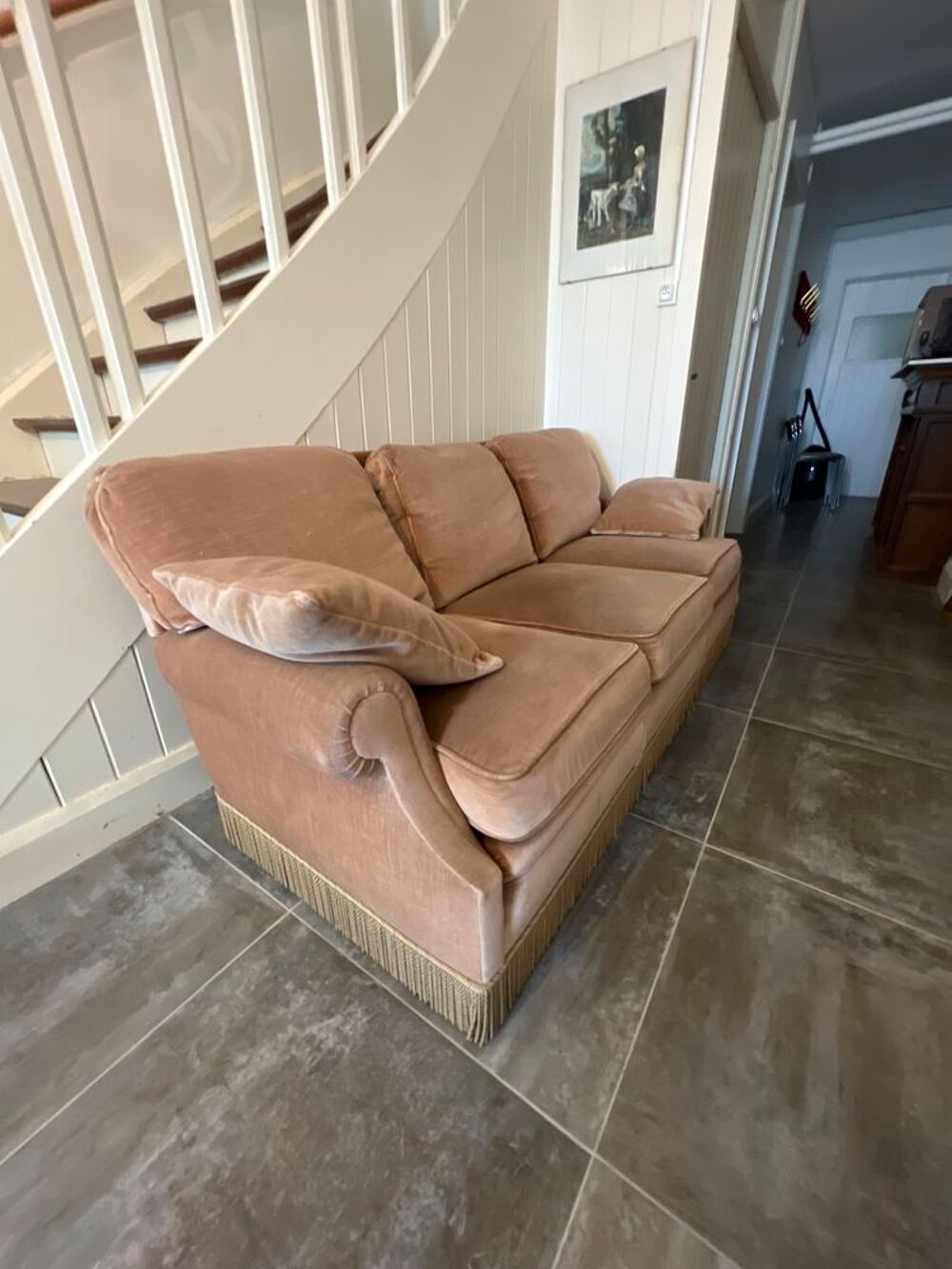 Canap&eacute; velours beige avec deux coussins Meubles
