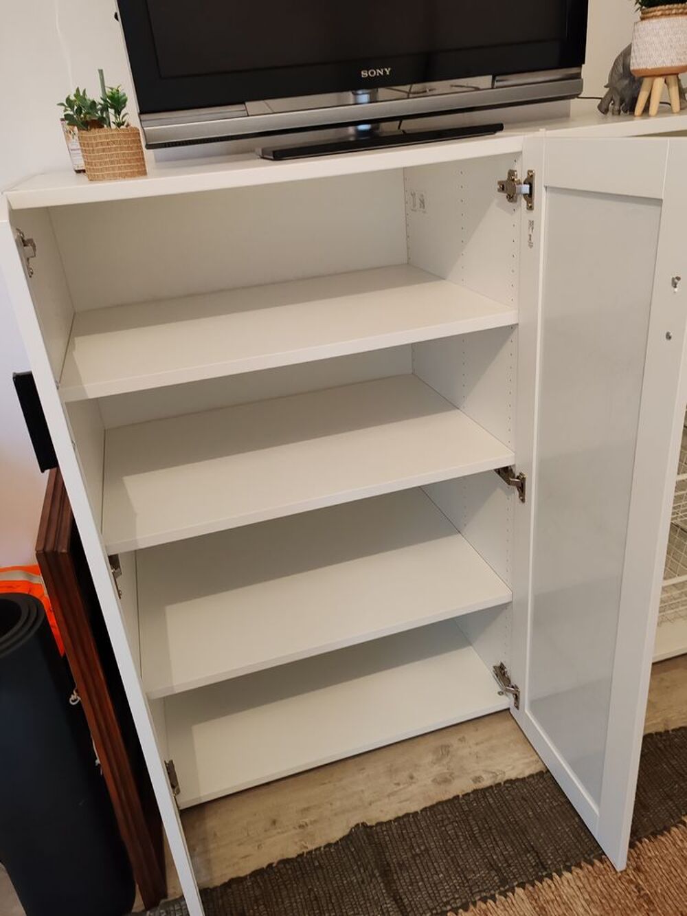 Armoire blanche avec paniers de rangement m&eacute;talliques Meubles