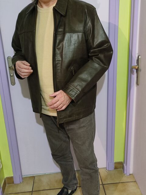 Veste en Cuir Armand Thierry 
porte une fois, me plat pas. 0 Gabian (34)