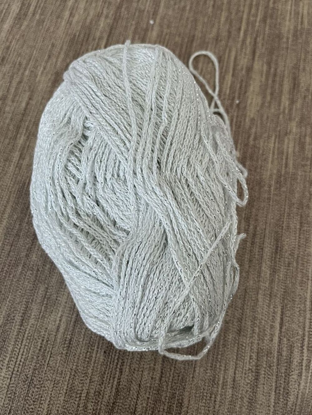Chapeau Blanc paillettes argent&eacute; perles fait main Vêtements
