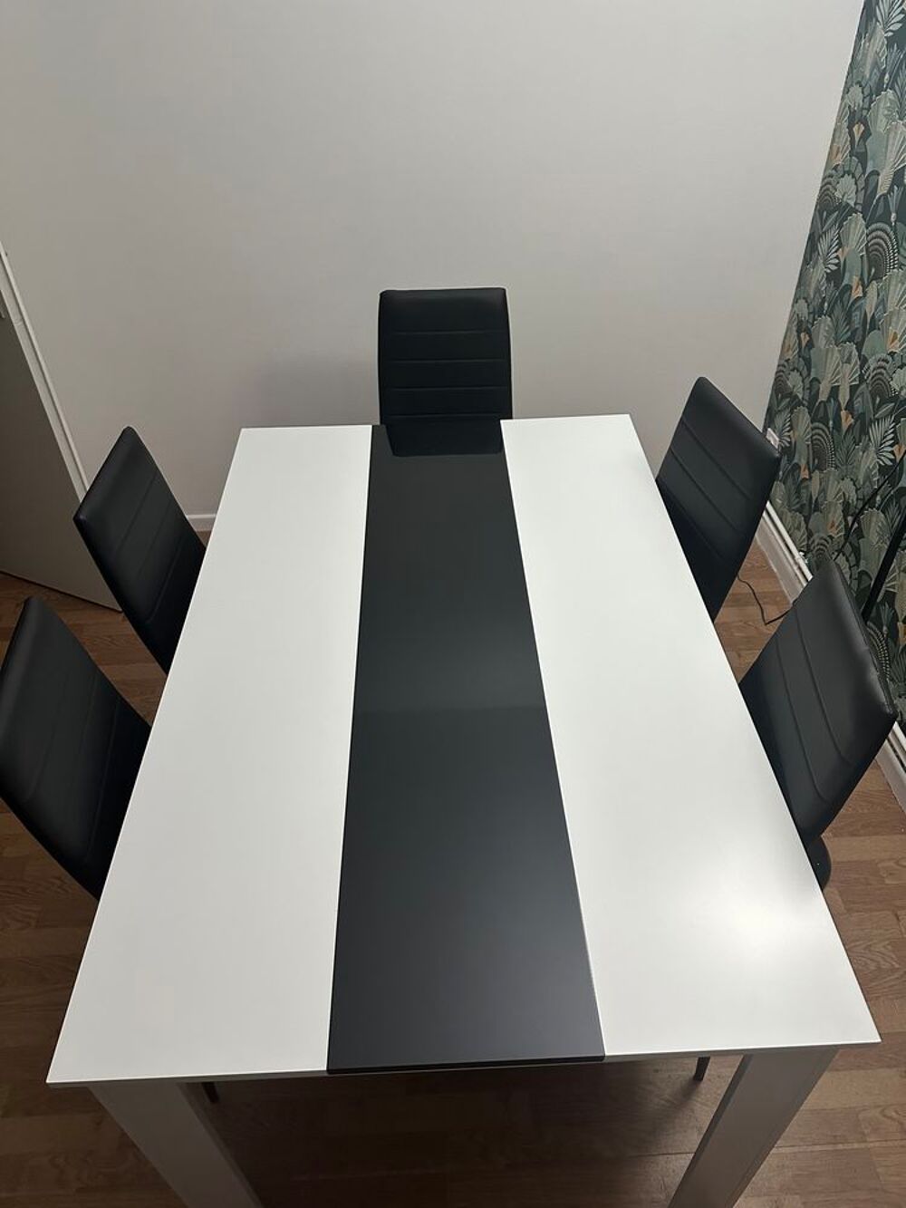 Table salle a manger avec 5 chaises Meubles