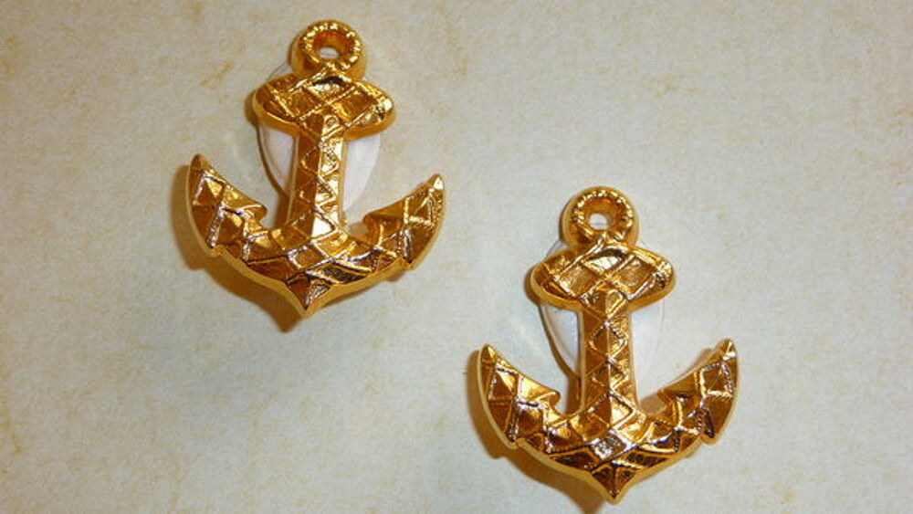 BOUCLES OREILLES DORE OR FIN. "Rochas" Bijoux et montres