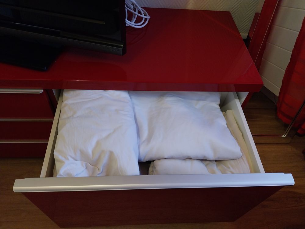 Meuble haut et bas moderne de couleur rouge laqu&eacute; Meubles