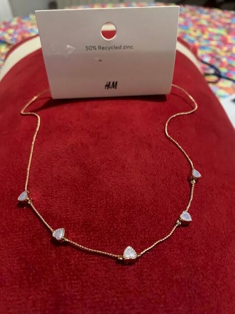 Collier fin dor� HM avec des petits c?urs et discret.
7.99 N�mes (30)