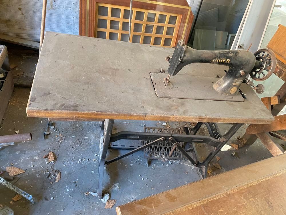 Table &agrave; couture singer Meubles