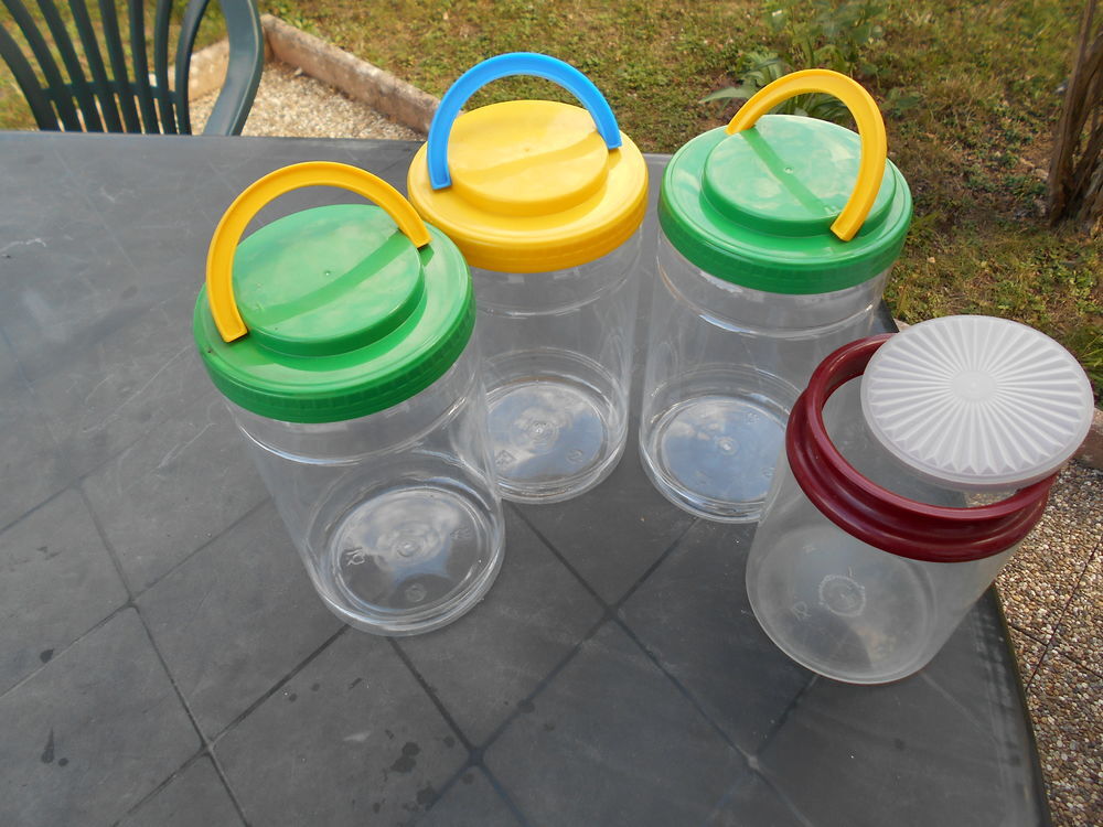 Lot de gros r&eacute;cipients cylindriques en plastique Cuisine