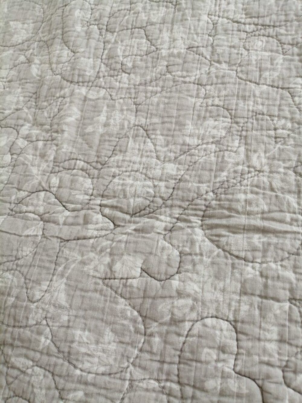 boutis carr&eacute; &agrave; fleurs taupe saumon 100% coton Décoration