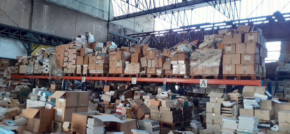Important stock de livres Livres et BD