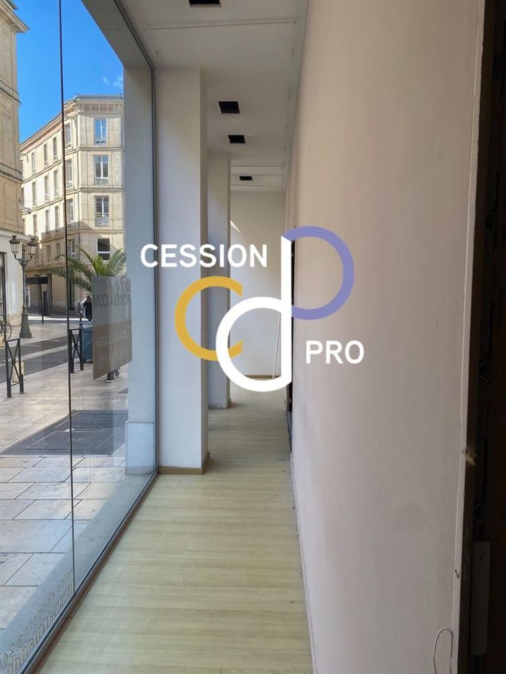   LOCAL COMMERCIAL DE 215 M² A LOUER SUR L'ARTÈRE LA PLUS COMMERCANTE DU CENTRE DE NÏMES 
