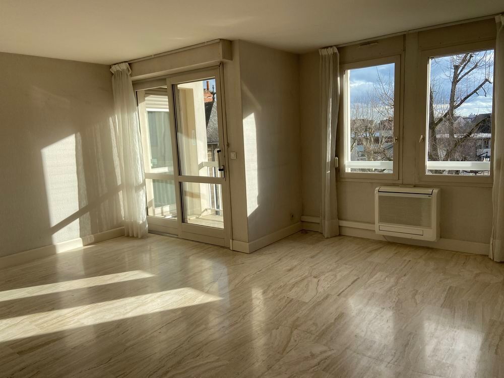 Location Appartement F3 centre lumineux 80 m2, 2 chbres
Parking s/sol,Cave Beaune