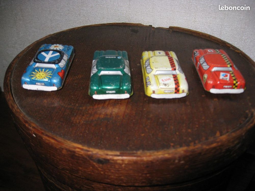4 Anciennes petites voitures en t&ocirc;les Jeux / jouets