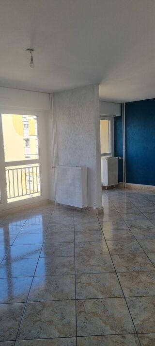  Appartement à louer 4 pièces 79 m²