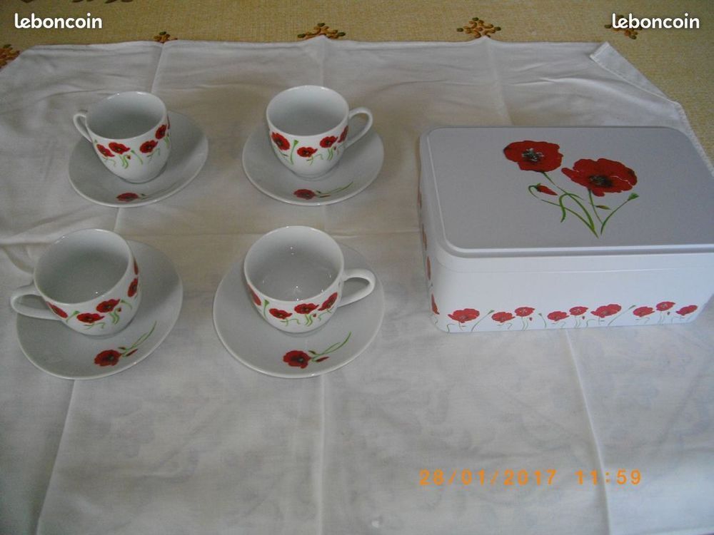 4 Tasses + 4 sous-tasses + bo&icirc;te &agrave; sucre assorties Cuisine