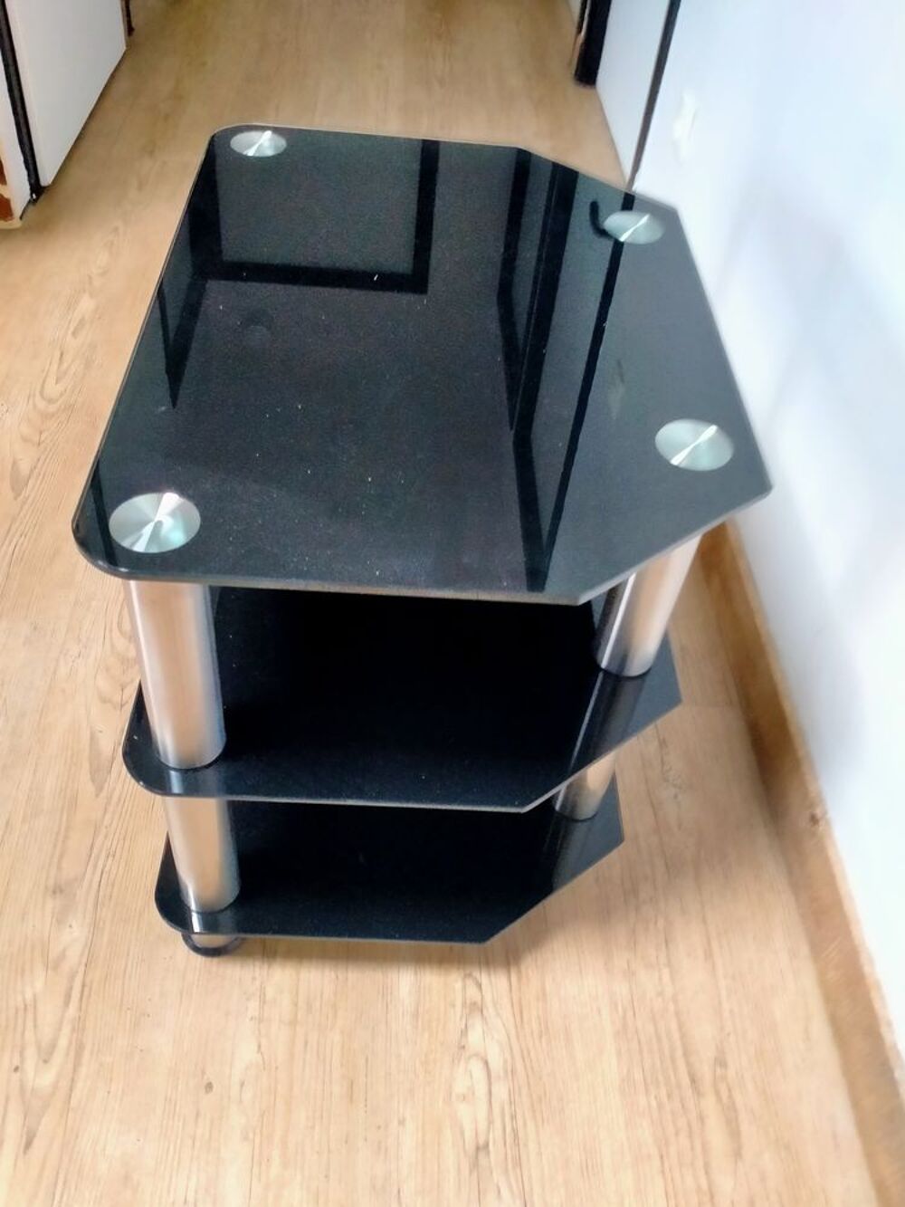 Meuble TV contemporain avec &eacute;tag&egrave;res en verre teint&eacute; Meubles
