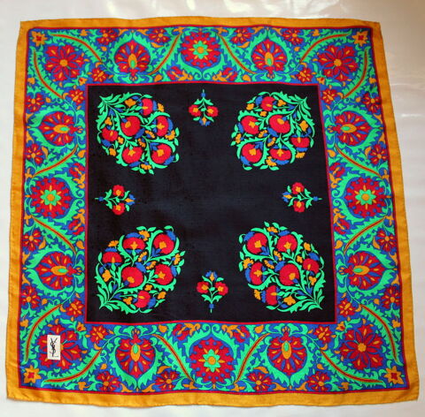 Foulard soie damass�e YVES SAINT LAURENT ?Ballets Russes?  100 Issy-les-Moulineaux (92)