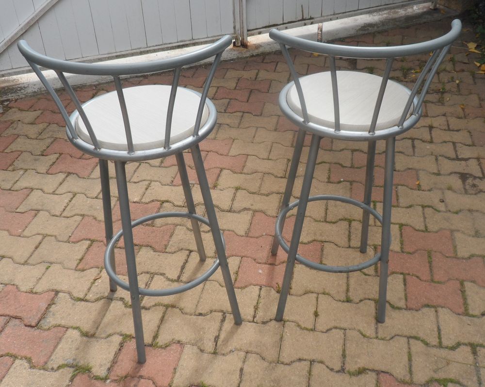 2 Chaises hautes m&eacute;tal assise en bois tournant sur roulement Cuisine