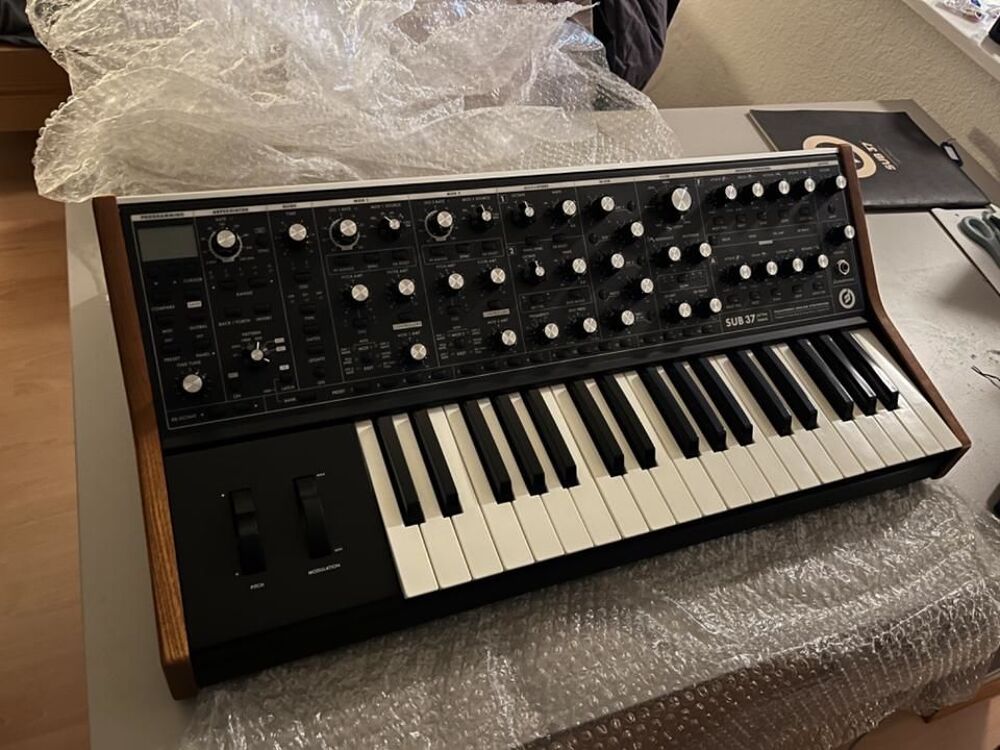 Synth&eacute;tiseur Moog Sub 37 Tribute Edition Instruments de musique