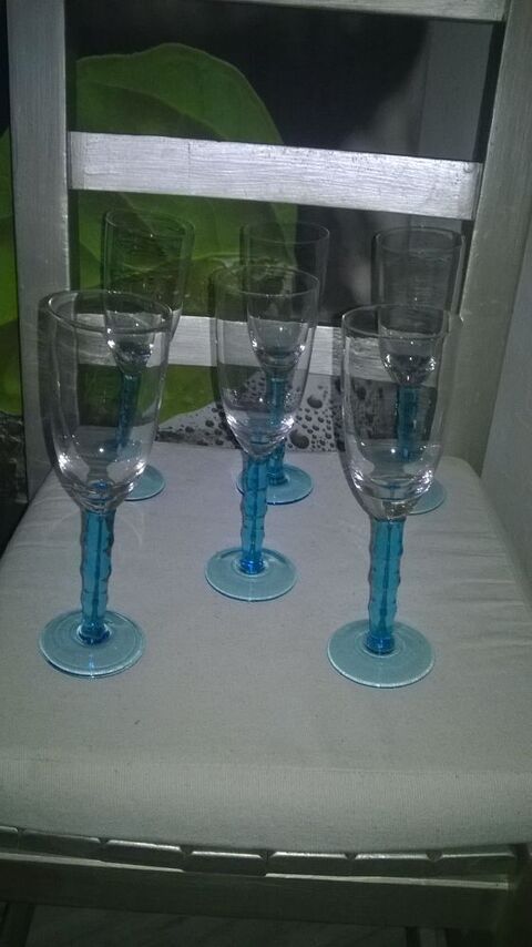 Fl�tes � champagne
Neuf
Emballage d origine
Couleur bleu 15 Talange (57)