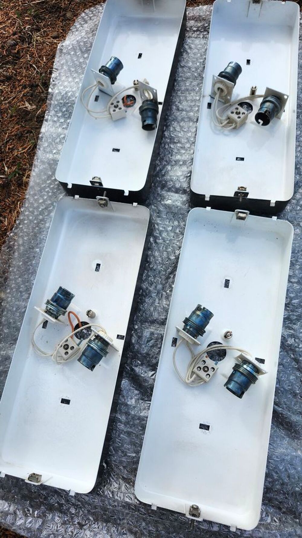 Lot de 4 luminaires hublot mural ann&eacute;e 70/80 vintage
Meubles