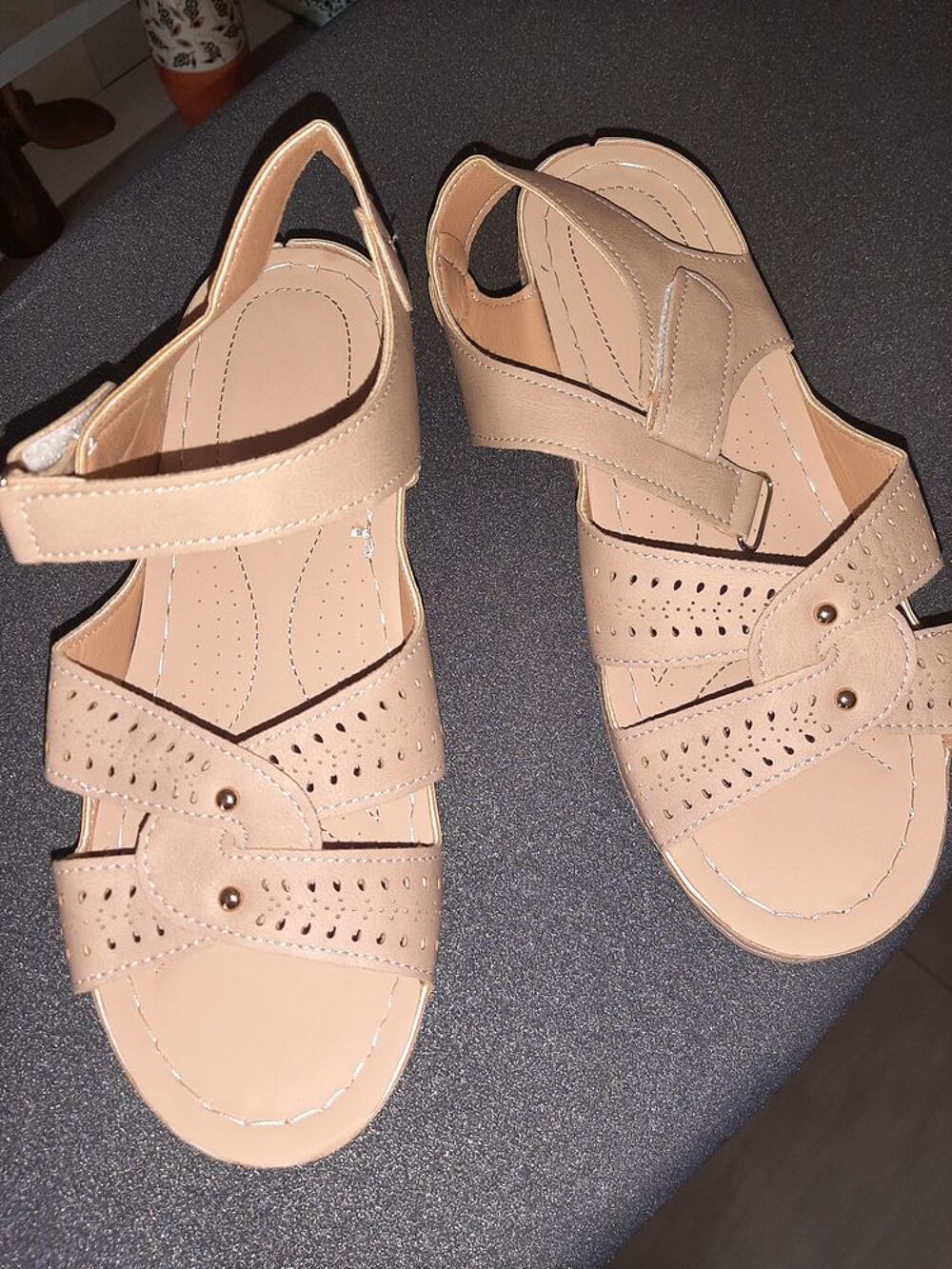 Sandales beiges &agrave; brides crois&eacute;es Chaussures