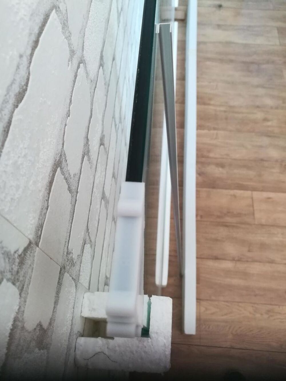 Paroi douche; 06.15.37.32.52.
Bricolage