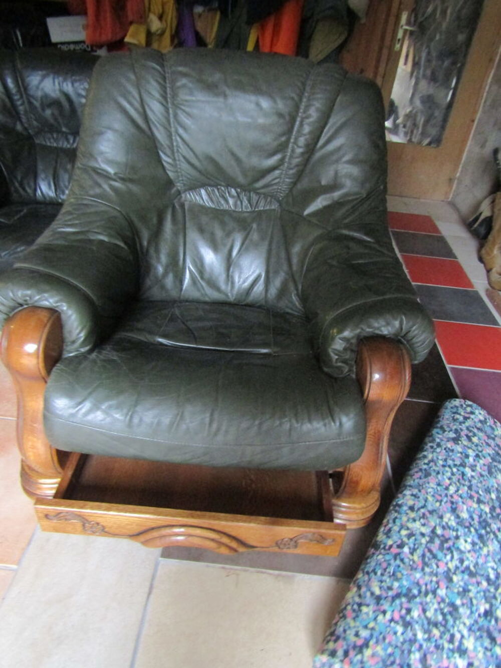 canap&eacute; cuir 3places marron +2 fauteuil cuir vert Meubles