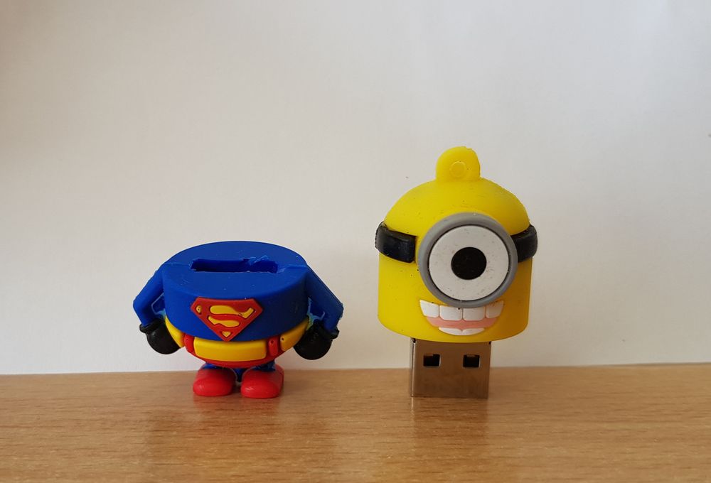 Cl&eacute; usb 8 go
minion jerry moi moche et m&eacute;chant 
superman Matériel informatique