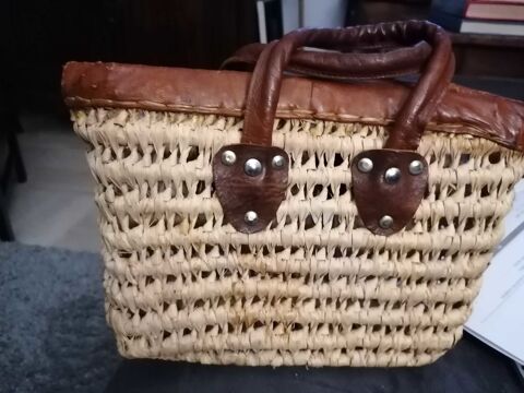 Panier   roseau tressé et cuir, etat neuf double emploii hauteur23cms  longueur31cms largeur 10cms 12 Échirolles (38)