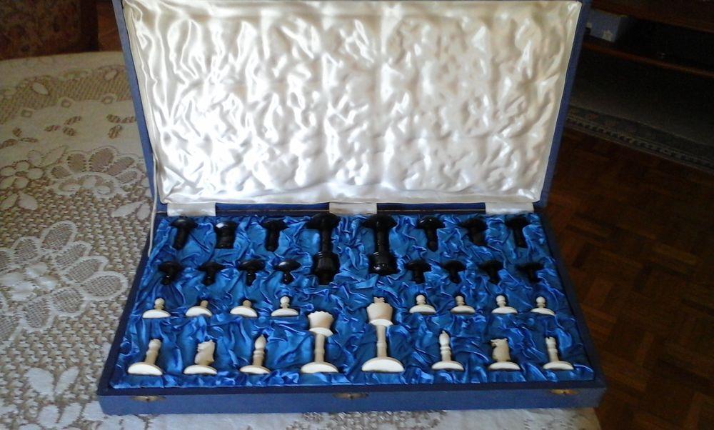 Jeu d'&eacute;chec dans son &eacute;crin de satin bleu et blanc. 