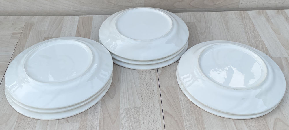 Vintage, lot d'un service &agrave; vaisselle ancien fa&iuml;ence blanche Cuisine