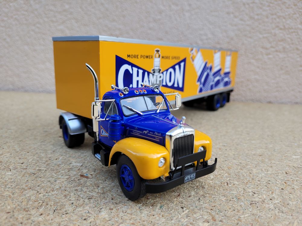 Mack B 61 T + semi-remorque fourgon Champion 