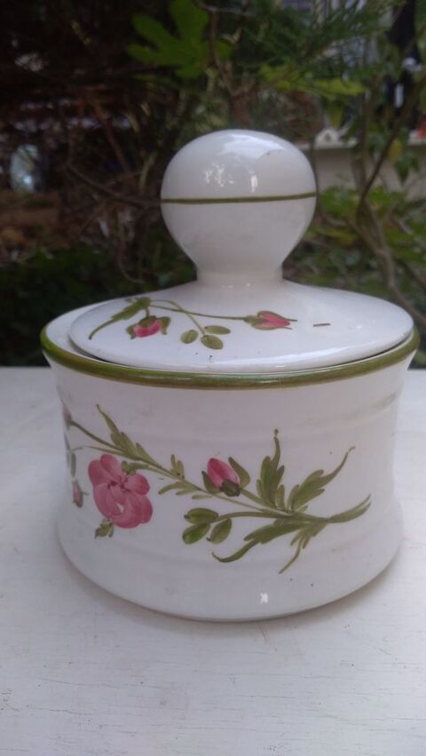 Boite en porcelaine britannique fleurs , fond blanc et motif 10 Roquefort-les-Pins (06)