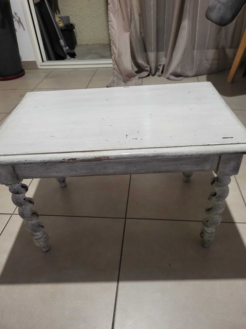 petite table &agrave; r&eacute;nover, s'est pieds font l'&eacute;l&eacute;gance de cette petite table Accessoires