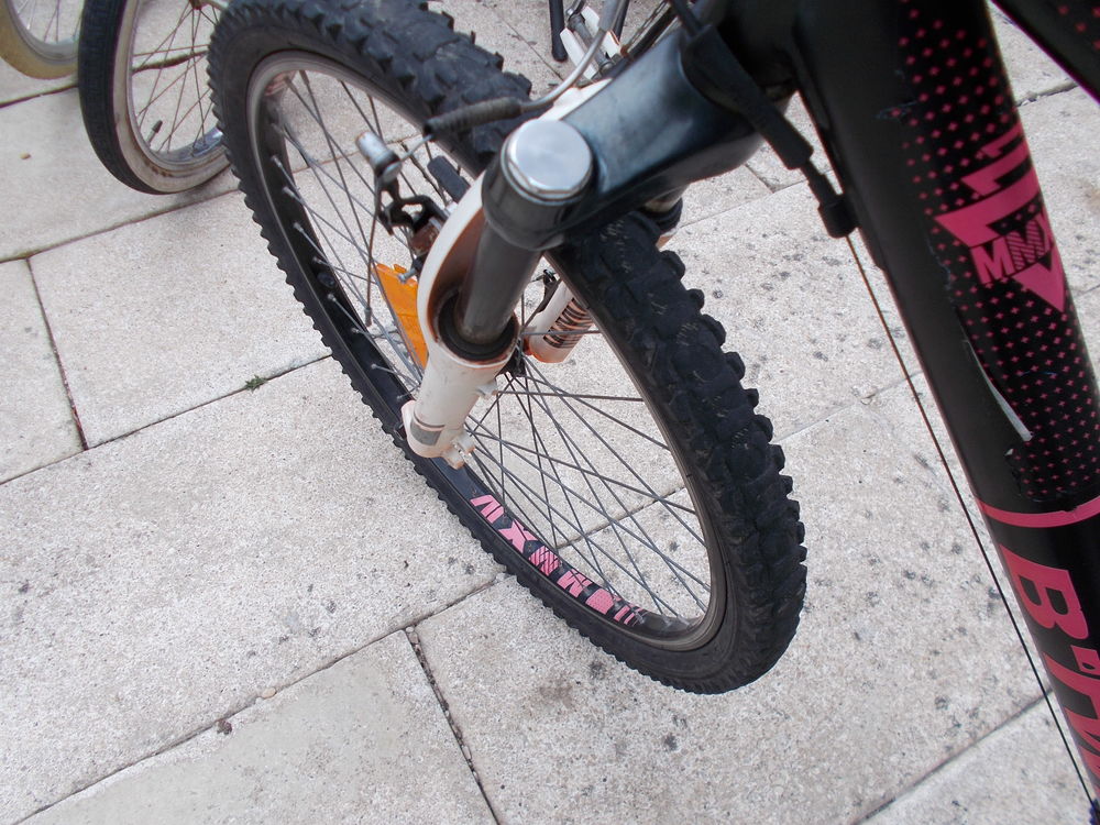 v&eacute;lo vtt 24 pouces de 2024 b-twin 18 vitesses tres bon etat Vélos