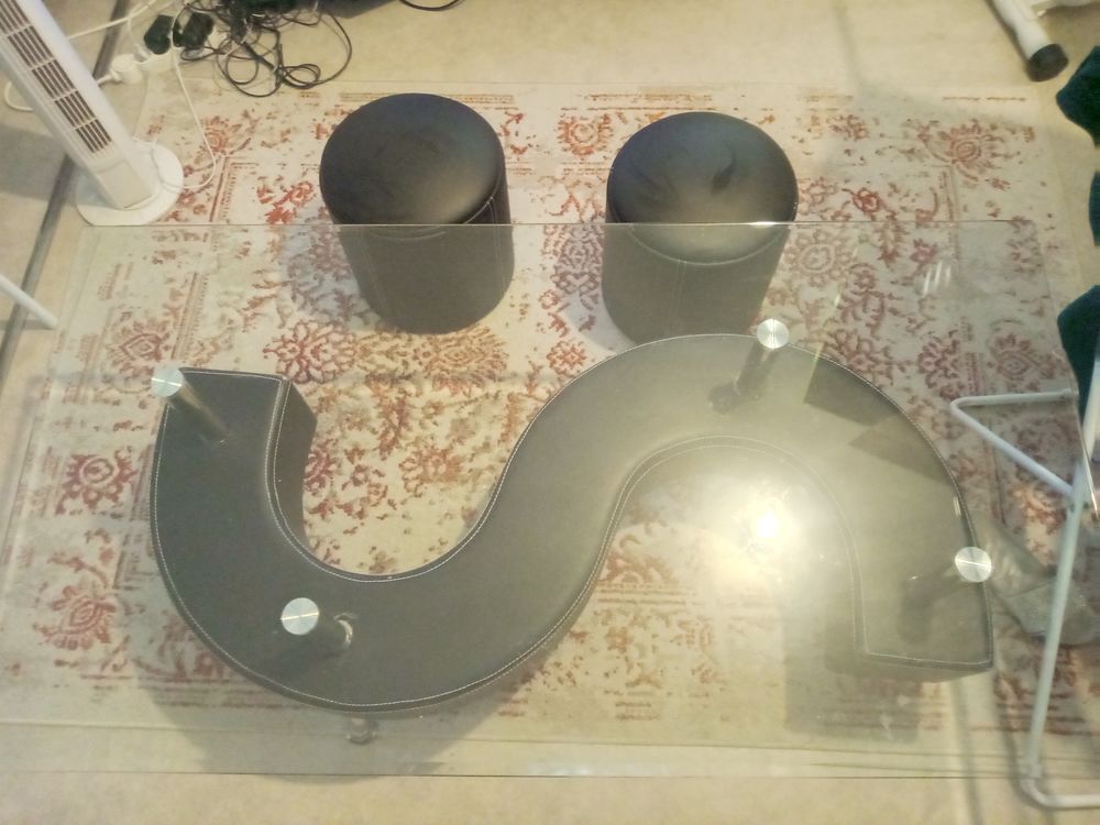Table basse en verre avec ses deux poufs inclus Meubles
