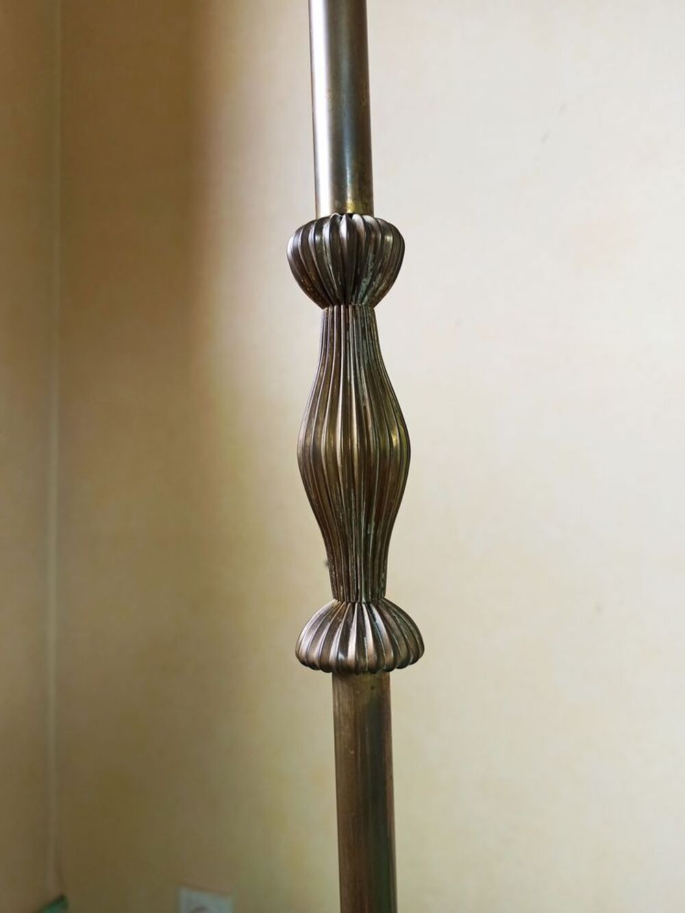 Lampadaire et gueridon assorti, fa&ccedil;on laiton Meubles