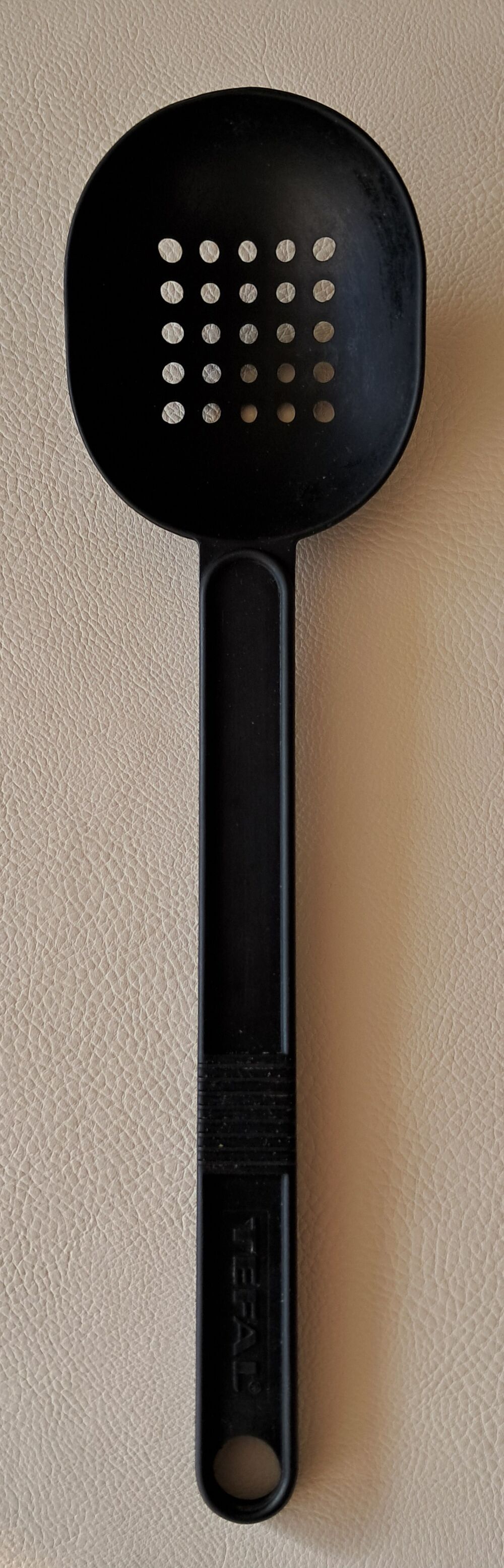 &eacute;cumoire en nylon 
marque tefal 
32x8,5 cm
passoire louche Cuisine