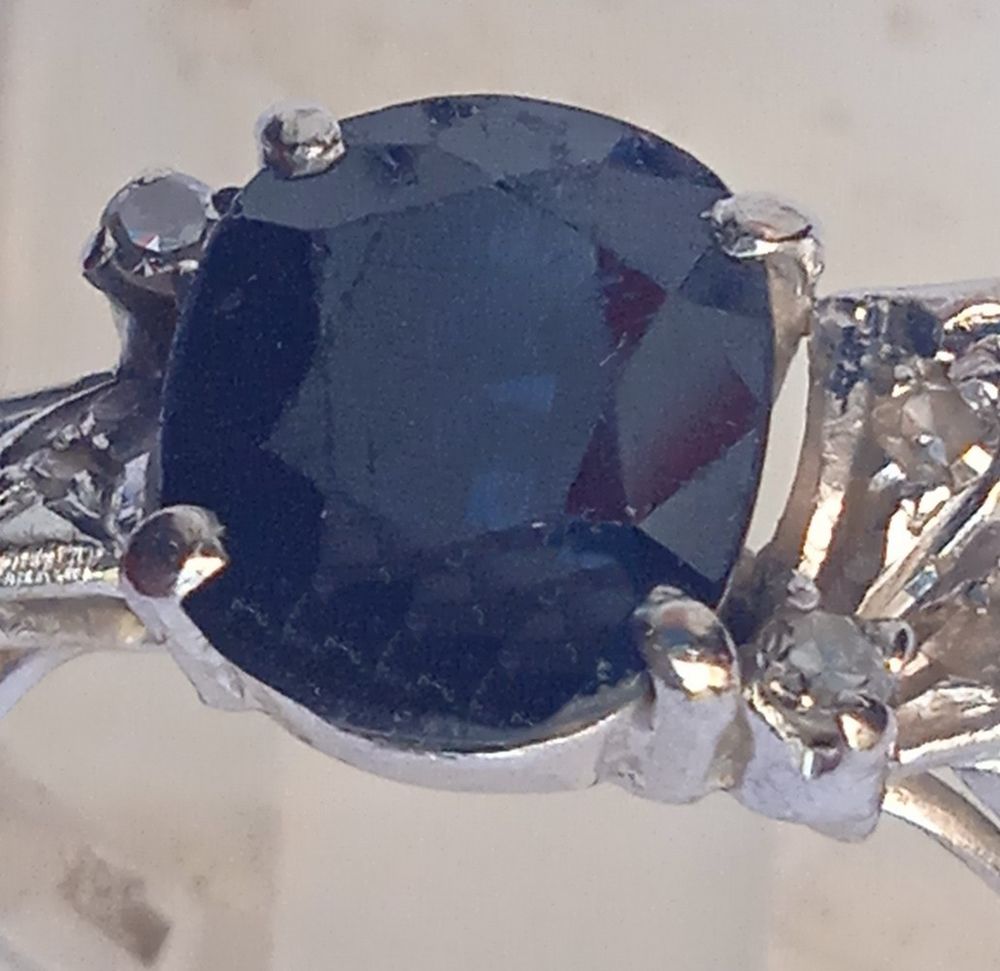 BAGUE JOAILLERIE EN OR BLANC Sertie d'un saphir naturel Bijoux et montres