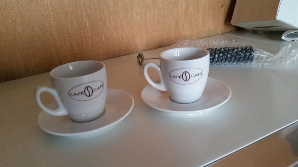2 tasses &agrave; caf&eacute; avec soucoupes Cuisine