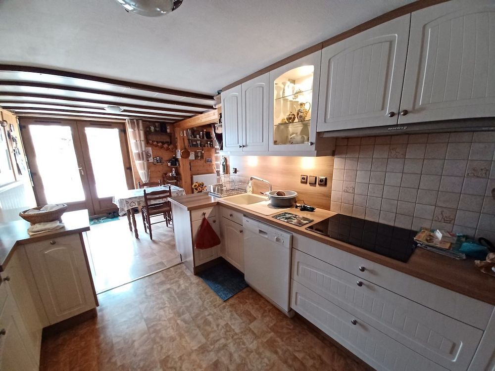 Vente Maison NOUVEAU PRIX ! SAINT MARTIN LA PORTE Cette agréable maison de village d'environ 100 m² + très belle terrasse couverte et ensoleillée, bénéficie de nombreuses dépendances offrant ainsi une surface supplémentaire de 140 m² avec trois accès indépendants. Saint-martin-de-la-porte